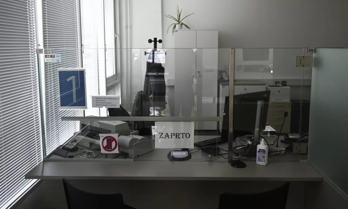 Vrata upravnih enot odslej odprta dlje