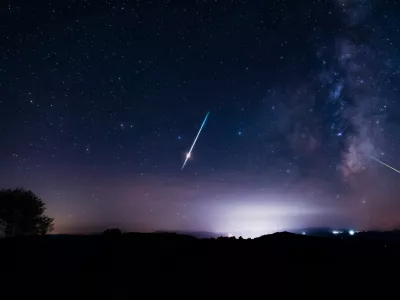 Milky Way stars with meteor shower trails and countryside silhouettes. / Foto: M-gucci