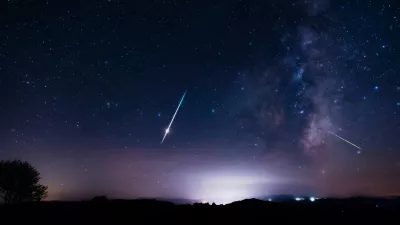 Milky Way stars with meteor shower trails and countryside silhouettes. / Foto: M-gucci