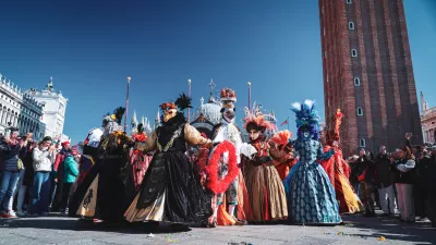 Venice, Italy - March 01, 2025: Participants in stunning costumes gather in St Marks Square, showcasing elaborate masks during the lively Venice carnival festivities. / Foto: Dave Primov