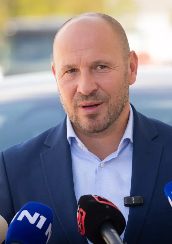 Ljubljana, Tesla Center Ljubljana.Minister za infrastrukturo in energetiko Jernej Vrtovec je obiskal Tesla Center Ljubljana, kjer je preizkusil napredni sistem avtonomne voznje pod nadzorom (FSD Supervised) in se seznanil z njegovim delovanjem v praksi. / Foto: Bor Slana/sta