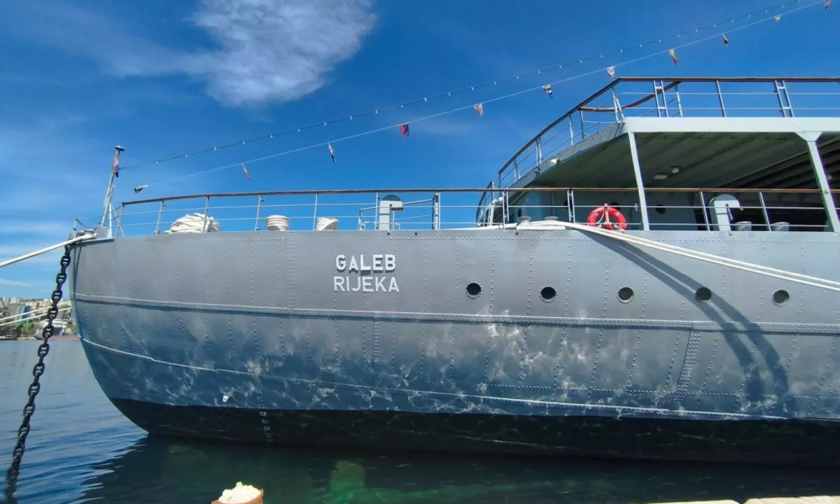 Zaradi fotografiranja Titove ladje Galeb končal v zaporu in slečen do golega