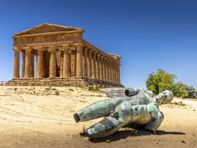 Agrigento, Sicily, Italy - July 12, 2020: Valley of Temples, Agrigento Sicily in Italy. Icarus bronze statue / Foto: Jerome Labouyrie