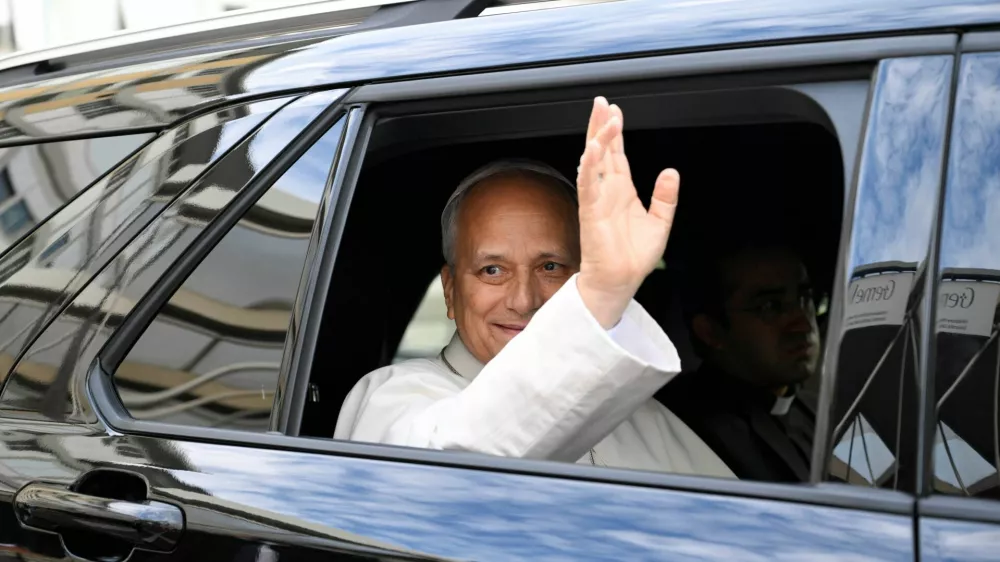Pope Leo waves as he leaves Gemelli Hospital following his lung surgery and cancer diagnosis, in Rome, Italy, October 17, 2026.  Vatican Media/Simone Risoluti/&shy;Handout via REUTERS  ATTENTION EDITORS - THIS IMAGE WAS PROVIDED BY A THIRD PARTY.