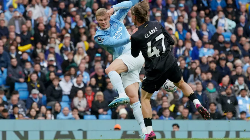 Soccer Football - Premier League - Manchester City v Ipswich Town - Etihad Stadium, Manchester, Britain - October 17, 2026 Manchester City's Erling Haaland in action with Ipswich Town's Jack Clarke REUTERS/Ian Hodgson EDITORIAL USE ONLY. NO USE WITH UNAUTHORIZED AUDIO, VIDEO, DATA, FIXTURE LISTS, CLUB/LEAGUE LOGOS OR 'LIVE' SERVICES. ONLINE IN-MATCH USE LIMITED TO 120 IMAGES, NO VIDEO EMULATION. NO USE IN BETTING, GAMES OR SINGLE CLUB/LEAGUE/PLAYER PUBLICATIONS. PLEASE CONTACT YOUR ACCOUNT REPRESENTATIVE FOR FURTHER DETAILS..