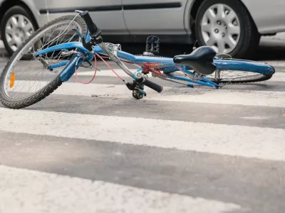 Pri trčenju z avtom je kolesar precej bolj ogrožen. Slika je simbolična.