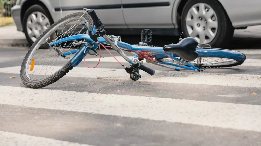 Pri trčenju z avtom je kolesar precej bolj ogrožen. Slika je simbolična.