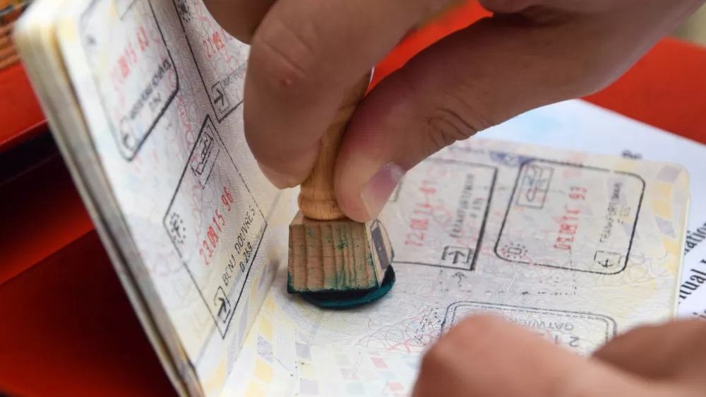 Potni list mora vsebovati samo uradne pečate. / Foto: Istock