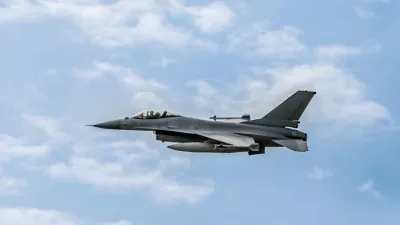 Lovsko letalo F-16 med leto. 