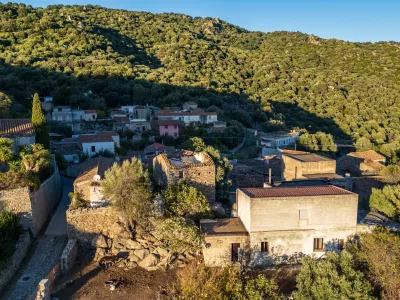 Tipična vas na Sardiniji. Slika je simbolična.
