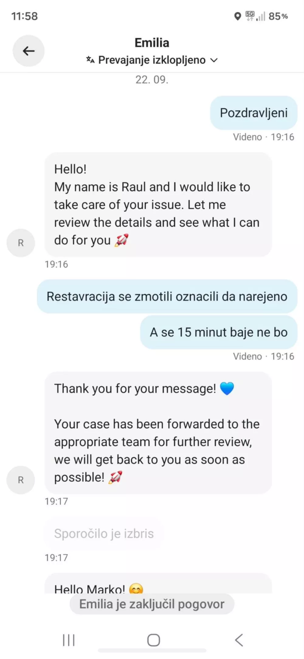 Pogovor dostavljalca z umetno inteligenco, ki se je poimenovala Raul. Foto: arhiv dostavljalci
