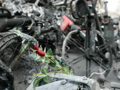 Imitation flowers left on a destroyed item, the day after clashes during a national day of demonstrations against the cost of living and rising fuel prices, in Paris, France, October 18, 2026. REUTERS/Stephanie Lecocq   TPX IMAGES OF THE DAY