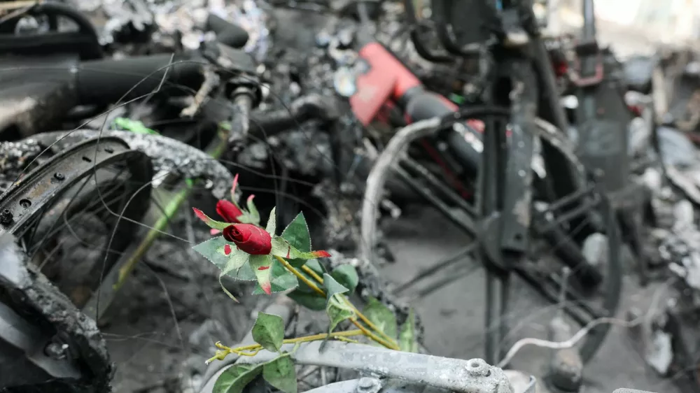 Imitation flowers left on a destroyed item, the day after clashes during a national day of demonstrations against the cost of living and rising fuel prices, in Paris, France, October 18, 2026. REUTERS/Stephanie Lecocq   TPX IMAGES OF THE DAY