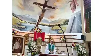  Duhovnik vodi ma&scaron;o