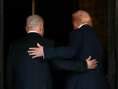 Donald Trump objema Benjamina Netanjahuja