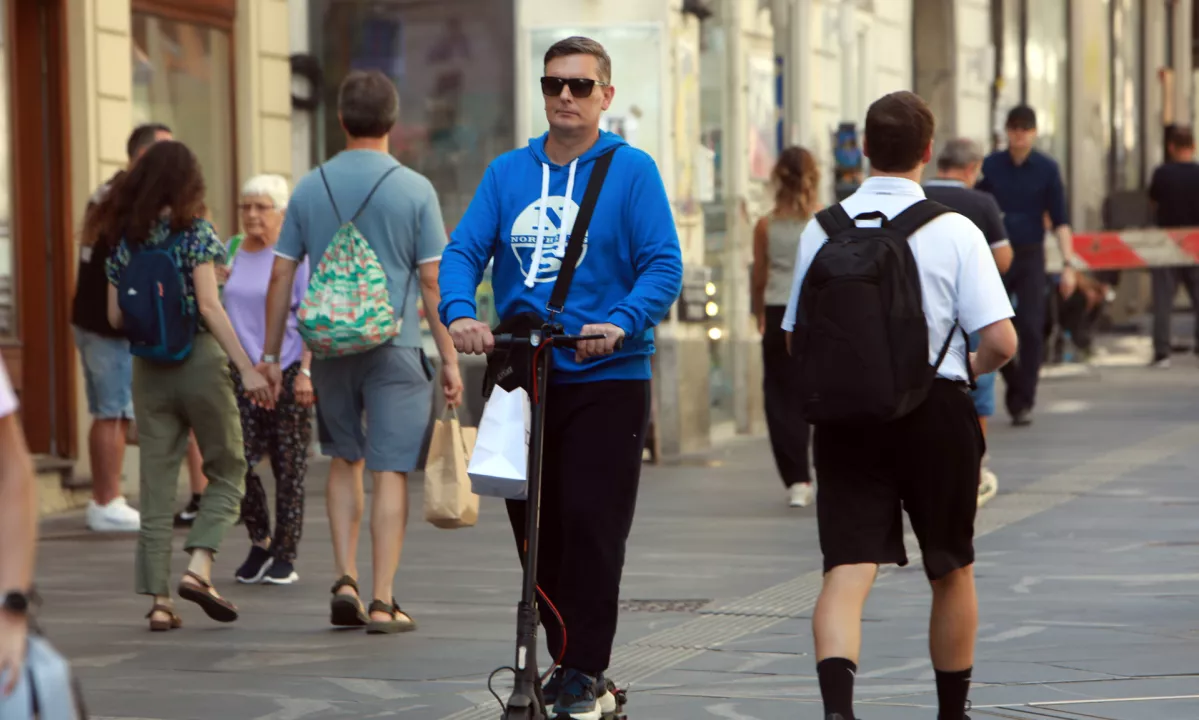 Poostren nadzor na slovenskih cestah: Policija in avp opozarjata na nevarnosti