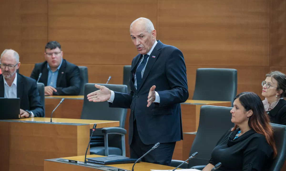 Janša danes pred poslanci o reformi šolstva, referendumih in neto plačah