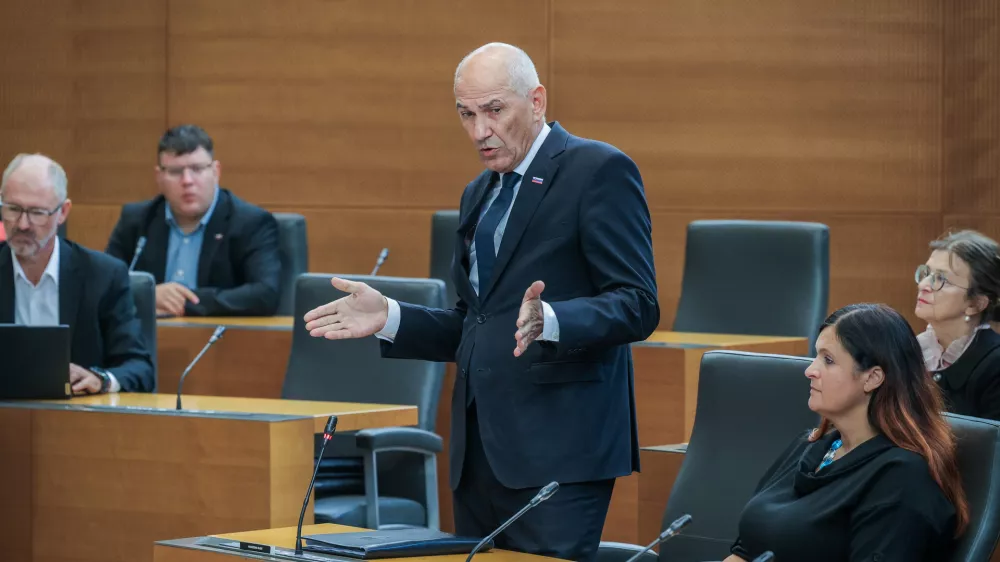 Ljubljana, DZ.Zadnji dan redne seje DZ, na kateri je na poslanska vprasanja odgovarjal predsednik vlade Janez Jansa.Predsednik vlade Janez Jansa.