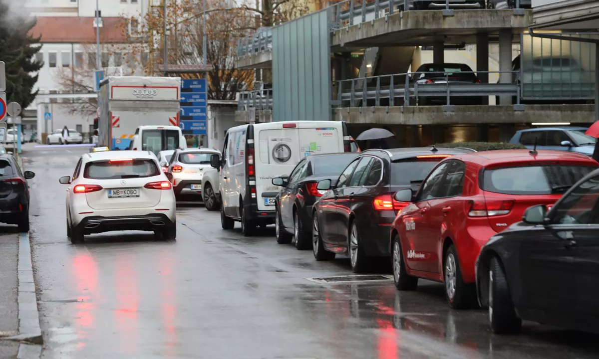 Parkirni kaos v mariborskem centru se nadaljuje