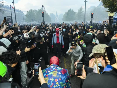 ! REPORTAŽA ZA OBJEKTIV !PROTESTI V PARIZU, SEPTEMBER, OKTOBER 2026Protest, Pariz, 2026aura farming na Place de la Republique - Aura farming je spletni in mladinski trend (pogosto generacije Z in generacije Alfa), pri katerem oseba namerno izvaja določene poteze, geste ali gibe, da bi videti izjemno samozavestna, privlačna ali "kul" &ndash; torej, da bi si pridobila nami&scaron;ljene točke avre17.10. 2026 - Aura farming na Place de la Republique - Veliki protest dijakov, &scaron;tudentov in nasprotnikov vlade v ParizuFOTO: Nik Erik Neubauer / Foto: Nik Erik Neubauer