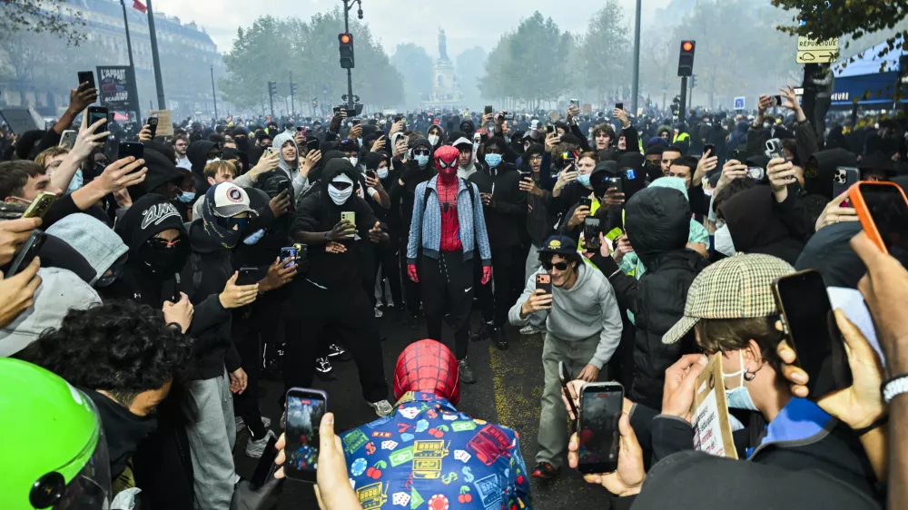 ! REPORTAŽA ZA OBJEKTIV !PROTESTI V PARIZU, SEPTEMBER, OKTOBER 2026Protest, Pariz, 2026aura farming na Place de la Republique - Aura farming je spletni in mladinski trend (pogosto generacije Z in generacije Alfa), pri katerem oseba namerno izvaja določene poteze, geste ali gibe, da bi videti izjemno samozavestna, privlačna ali "kul" &ndash; torej, da bi si pridobila nami&scaron;ljene točke avre17.10. 2026 - Aura farming na Place de la Republique - Veliki protest dijakov, &scaron;tudentov in nasprotnikov vlade v ParizuFOTO: Nik Erik Neubauer / Foto: Nik Erik Neubauer