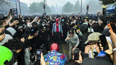 ! REPORTAŽA ZA OBJEKTIV !PROTESTI V PARIZU, SEPTEMBER, OKTOBER 2026Protest, Pariz, 2026aura farming na Place de la Republique - Aura farming je spletni in mladinski trend (pogosto generacije Z in generacije Alfa), pri katerem oseba namerno izvaja določene poteze, geste ali gibe, da bi videti izjemno samozavestna, privlačna ali "kul" – torej, da bi si pridobila namišljene točke avre17.10. 2026 - Aura farming na Place de la Republique - Veliki protest dijakov, študentov in nasprotnikov vlade v ParizuFOTO: Nik Erik Neubauer / Foto: Nik Erik Neubauer