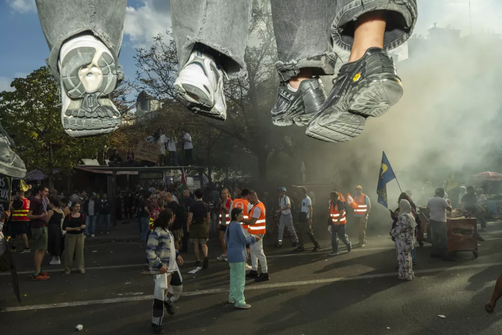! REPORTAŽA ZA OBJEKTIV !PROTESTI V PARIZU, SEPTEMBER, OKTOBER 2026Protest, Pariz, 2026 29.9.2026 - Mlada protestnika opazujeta prihod protestnikov z nadstre&scaron;ka avtobusne postaje - Place de la Nation - Protesti gasilcev in sindikatov, Pariz FOTO: Nik Erik Neubauer / Foto: Nik Erik Neubauer