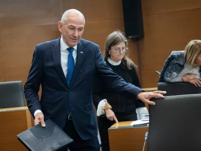 Ljubljana, DZ.Zacetek redne seje DZ s poslanskimi vprasanji vladnim predstavnikom.Predsednik vlade Janez Jansa.