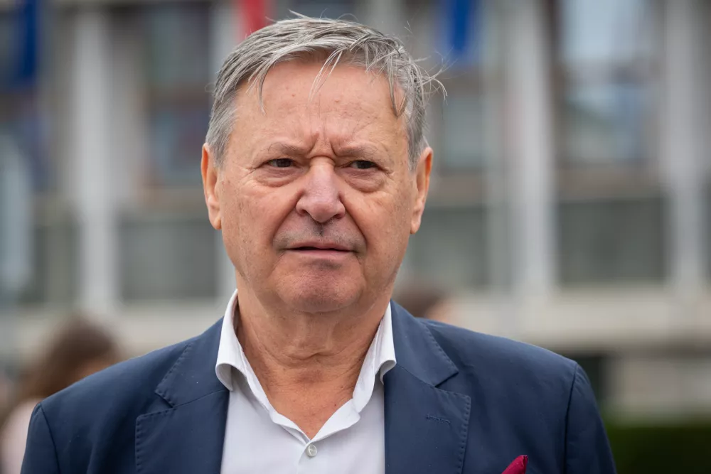 Ljubljana, trg republike.Predstavitev kandidata stranke Resnica Matjaza Tomljeta za zupana Mestne obcine Ljubljana Matjaza Tomljeta.