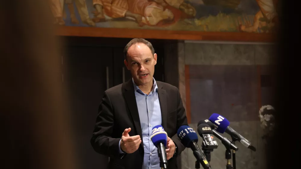 Ljubljana, DZ.Izjava za medije ministra za gospodarstvo Anzeta Logarja ob robu redne seje DZ.