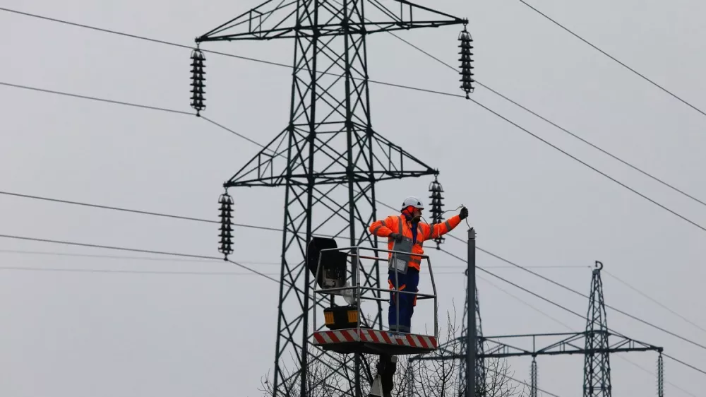 Maribor - Radvanje - Gospodarstvo - Energetika - Elektrika - Električna energija - dodatki - izplačilo dodatka - električni &scaron;tevec - porabe električne energije - nočni tok - dnevni - položnice za elektriko - dvig cen - cene - Ilustracija - Tematika - energetika - električna energija - elektrika - proizvodnja elektrike - daljnovodi - daljnovod - objekti - omrežnina - izračun omrežnine - položnice za elektriko - položnica - Objekti - Proizvodnja - Avtor: Andrej Petelin&scaron;ek