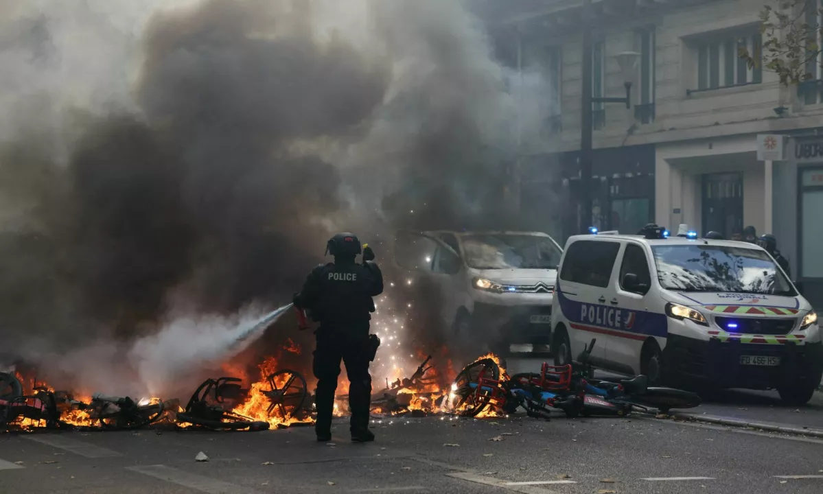 Vihar v Franciji: več mest uvedlo policijsko uro zaradi protestov
