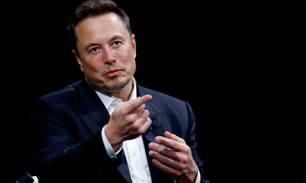 Tesla z občutno nižjim dobičkom, Musk razmišlja o združitvi s SpaceX