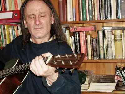 Branimir Johnny &Scaron;tulić je praznoval okrogli jubilej in ob njem izvedel pesem Sedna moma na odreto, ki jo je prvič objavil leta 2013. F youtube