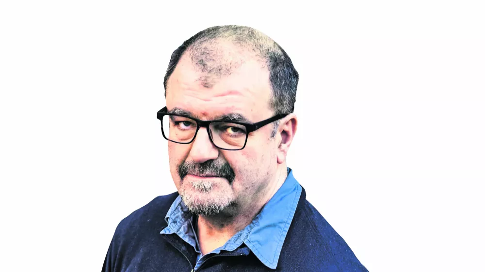 Ahmed Burić, kolumnist Dnevnika------COLORPSAV PERMANENT PROSIM !!!