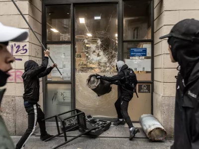 MILAN, ITALY - OCTOBER 18: Protesters vandalize a shop during protests in Milan, Italy, on October 18, 2026. Groups threw stones, bottles, firecrackers and barriers at police officers, who responded with tear gas and water cannon, while shops were damaged and looted around the city center and a Carabinieri vehicle was destroyed. Andrea Carrubba / AnadoluNo Use USA No use UK No use Canada No use France No use Japan No use Italy No use Australia No use Spain No use Belgium No use Korea No use South Africa No use Hong Kong No use New Zealand No use Turkey / Foto: Andrea Carrubba