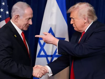 Benjamin Netanjahu se rokuje z Donaldom Trumpom. 