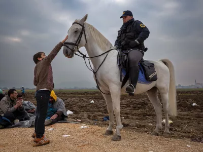 &raquo;Grizem in i&scaron;čem&laquo;: Borut Krajnc o fotografijah, ki so nastajale zunaj časopisnih strani