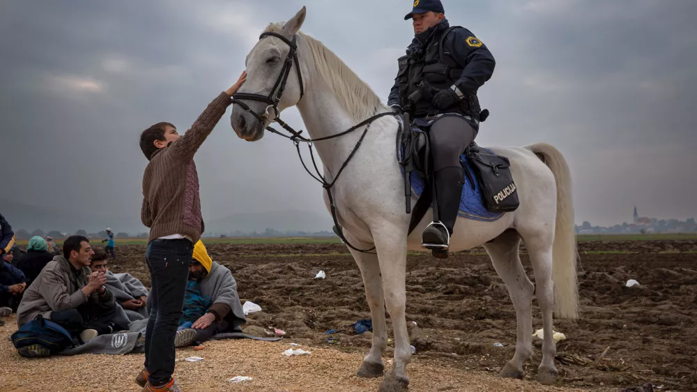 &raquo;Grizem in i&scaron;čem&laquo;: Borut Krajnc o fotografijah, ki so nastajale zunaj časopisnih strani