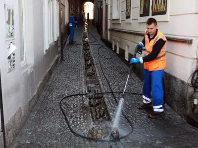 V sredi&scaron;ču Ljubljane spomeniki oči&scaron;čeni, v &Scaron;i&scaron;ki pa skriti v grmovju