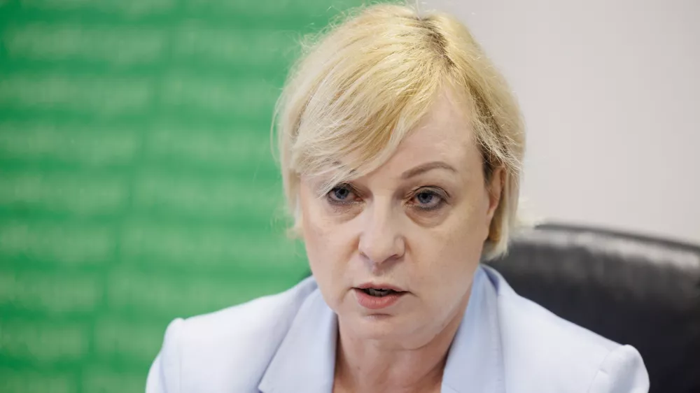 Ljubljana, ZRSZ.Novinarska konferenca Zavoda RS za zaposlovanje (ZRSZ), na kateri so predstavili interventne ukrepe za odpravo posledic poplav, v okviru katerih je delodajalcem pri zavodu omogoceno uveljavljanje povracila nadomestila place zaradi visje sile ali cakanja na delo, ter pogoje in postopke uveljavljanja povracila.V. d. generalne direktorice ZRSZ Greta Metka Barbo Skerbinc.