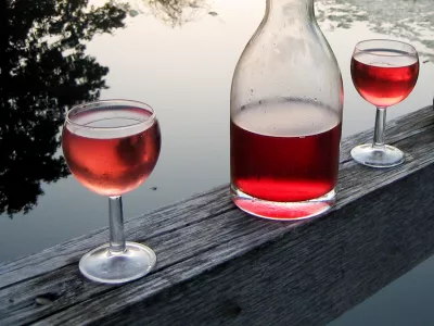 Cviček- vino - kozarec, 
