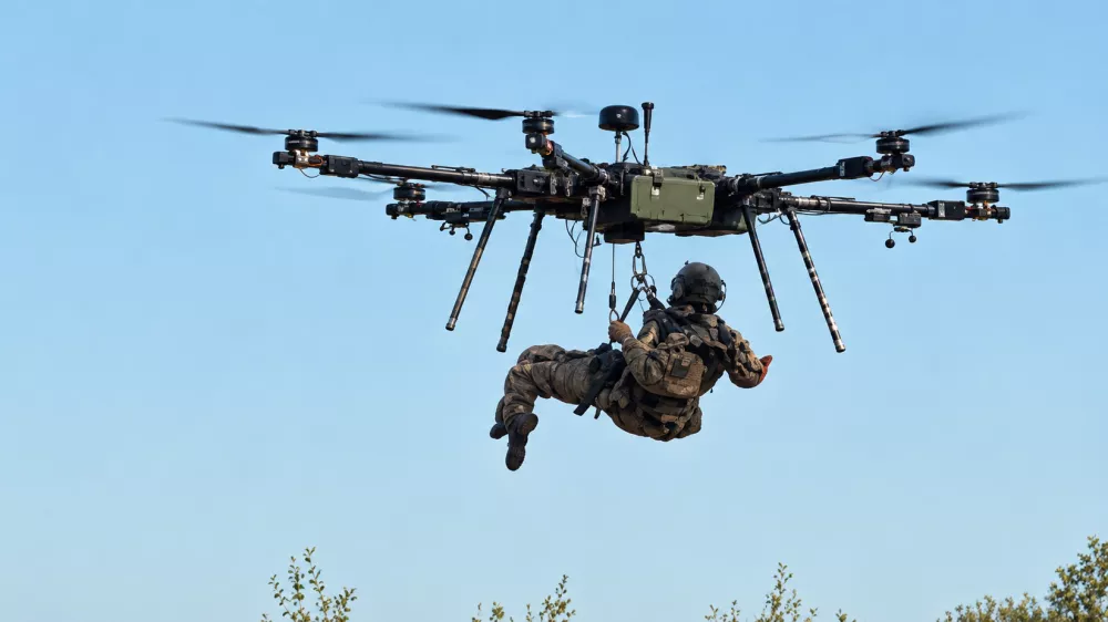 Leteči re&scaron;evalni dron ukrajinske vojske. Foto: Zajem zaslona, obdelano za UI