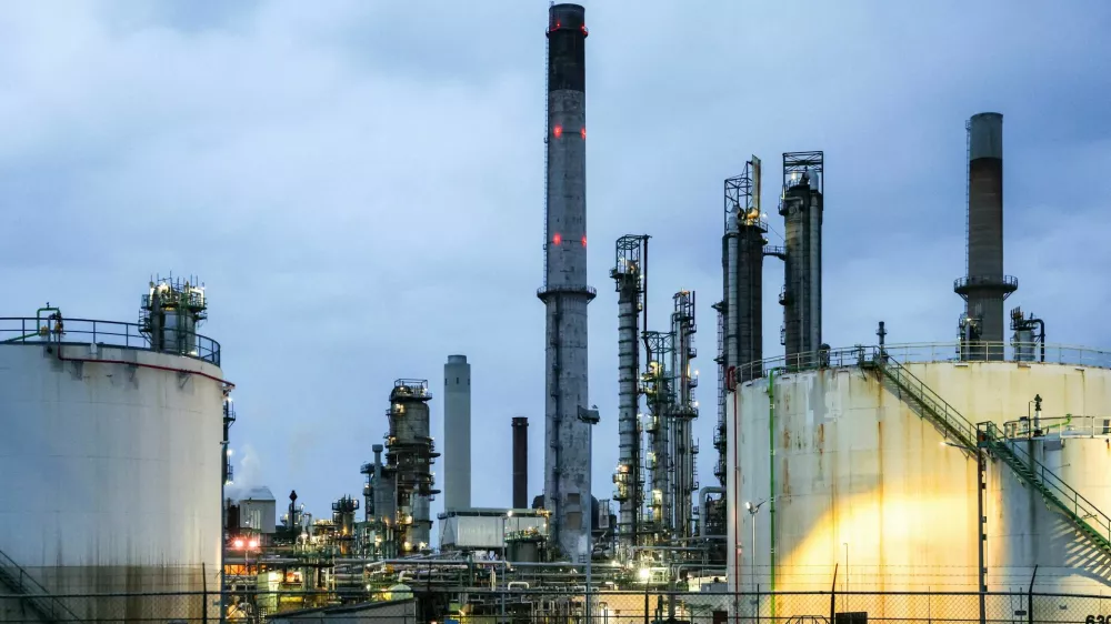 FILE PHOTO: FILE PHOTO: Oiltanks and chimneys at ExxonMobil refining and petrochemicals platform in Rotterdam, Netherlands April 9, 2026. REUTERS/Piroschka van de Wouw/File Photo/File Photo