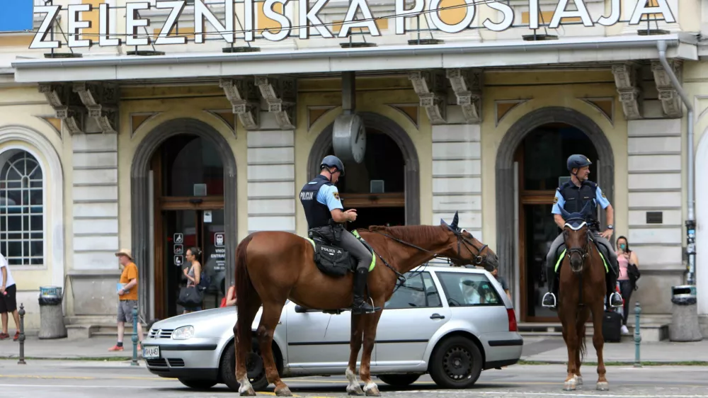 26.07.2023 - simbolična fotografija -  Železni&scaron;ka postaja Ljubljana, policija, konjenikiFoto: Tomaž Skale