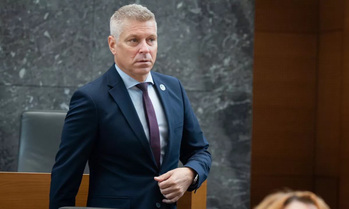 Očitki o zlorabi položaja: sodišče preložilo narok v zadevi Knovs