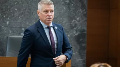 Ljubljana, DZ.Zacetek redne seje DZ s poslanskimi vprasanji vladnim predstavnikom.Minister za obrambo Valentin Hajdinjak.