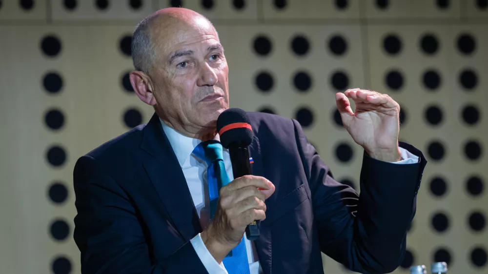 Brdo pri Kranju.Vrh slovenskega gospodarstva v organizaciji GZS.Pogovor s predsednikom vlade Janezom Janso o konkretnih nacrtih, ki jih ima vlada za razvoj in stabilizacijo poslovnega okolja.