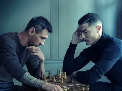 Cristiano Ronaldo in Lionel Messi med partijo &scaron;aha na kovčku modnega velikana Louisa Vuittona, ki pa to ni bila, saj so fotografirali vsakega posebej in ju nato zlepili skupaj. / Foto: Instagram