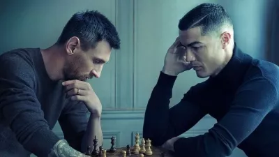 Cristiano Ronaldo in Lionel Messi med partijo &scaron;aha na kovčku modnega velikana Louisa Vuittona, ki pa to ni bila, saj so fotografirali vsakega posebej in ju nato zlepili skupaj. / Foto: Instagram